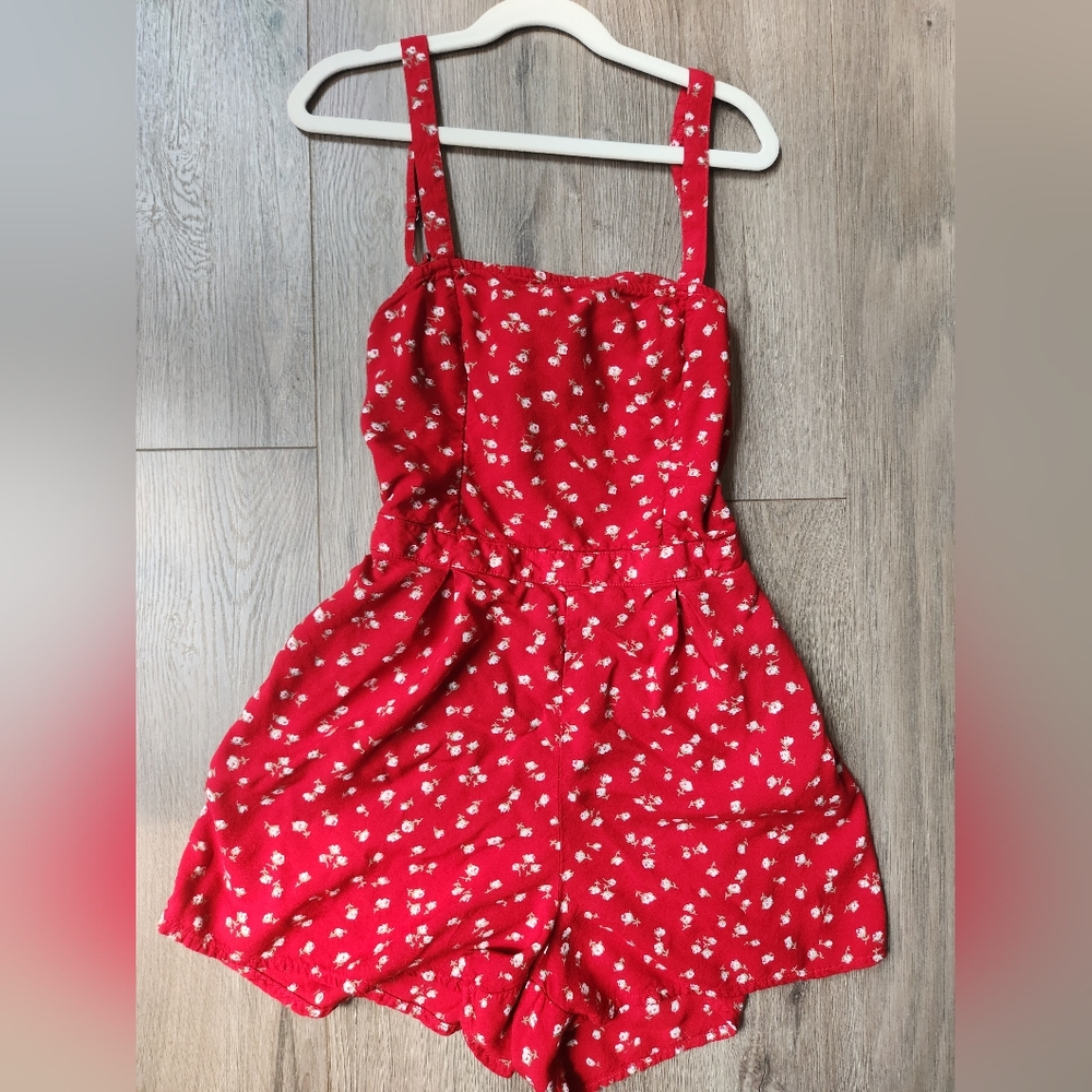Hollister‎ floral red romper, super soft fabric with stretchy back panel size XS